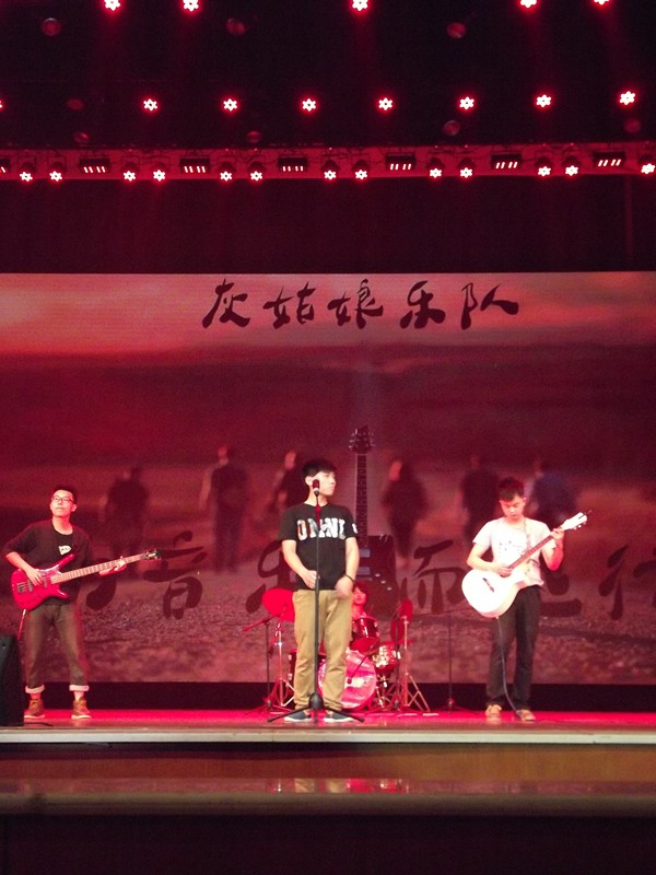 商学院隆重举办2014届毕业典礼和毕业生晚会