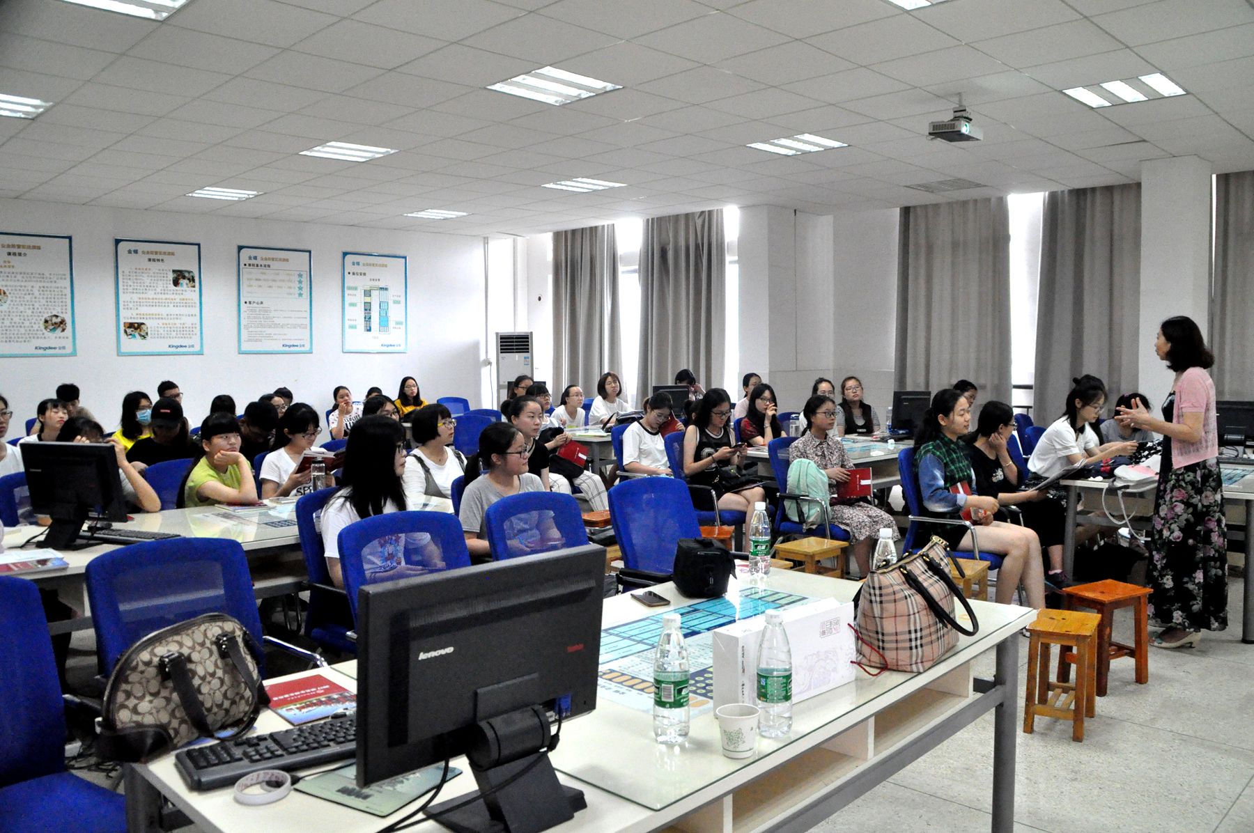 华东政法大学商学院学科点宣讲大会成功举行 华东政法大学商学院学科点宣讲大会成功举行
